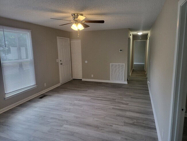 Building Photo - Large three bedroom, one and a half bath t...