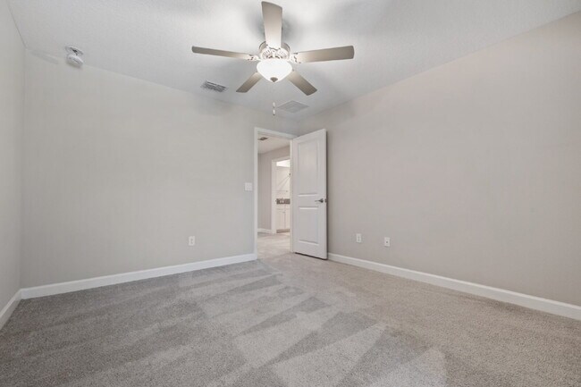 Building Photo - "Spacious 4-Bed Oasis with Granite Charm in Lutz!"In a gated community with 2 Cars garage