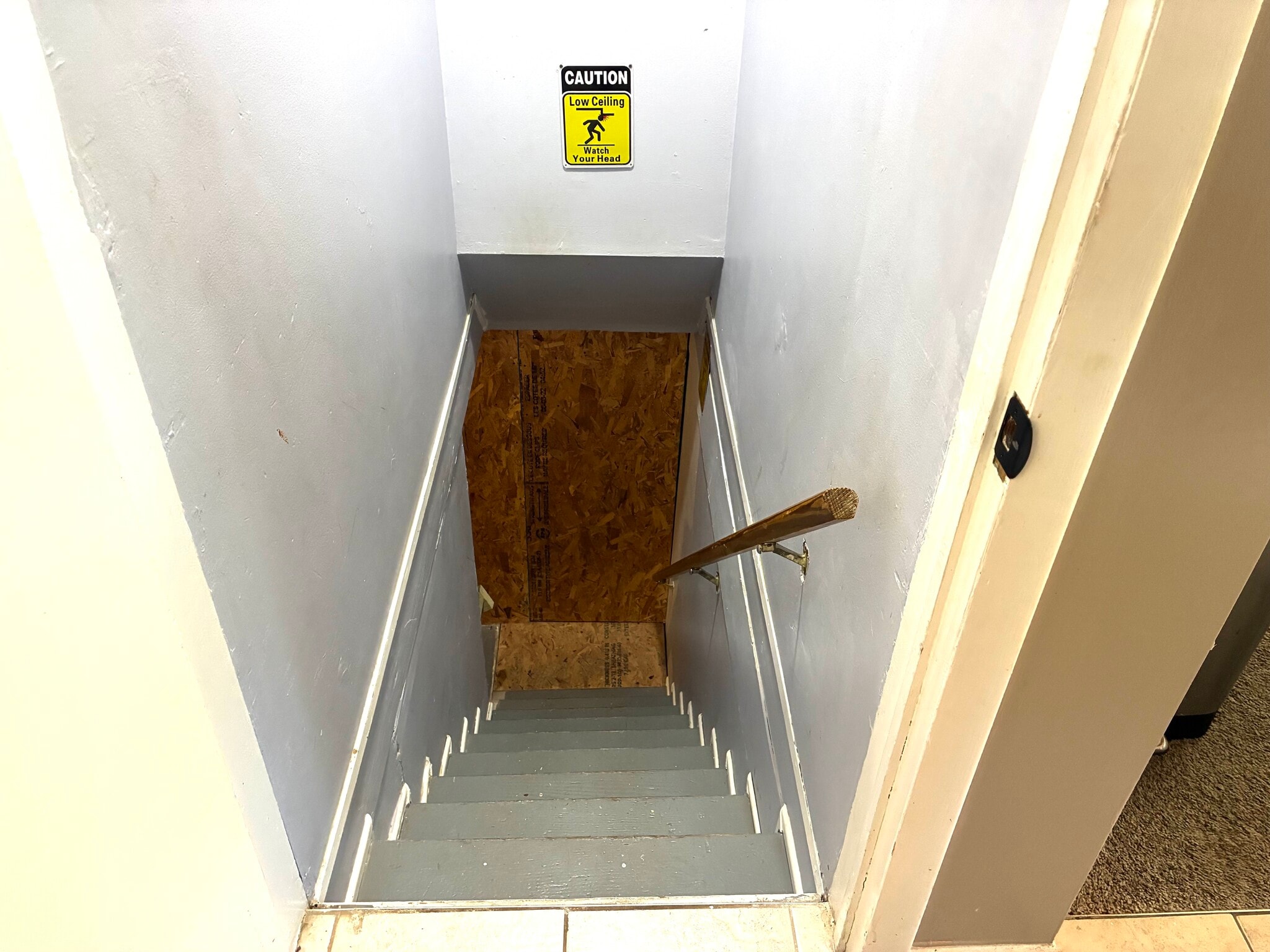 Stairs to Laundry room - 5112 Hollywood Rd