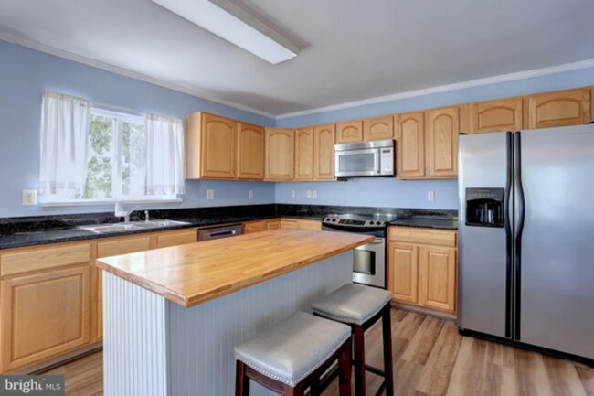 Building Photo - Stunning Waterfront 3bd/2.5ba in Glen Burnie with Deep-water Boat Dock, CAC, Renovated and more!