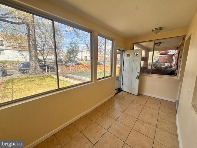 Building Photo - 3433 Clay St NE