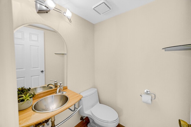 Building Photo - 483 Highland Grove Dr