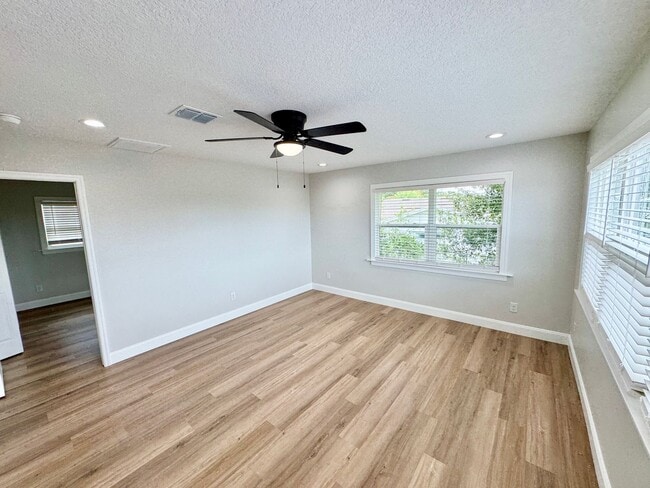 Building Photo - Beautifully Renovated 2-Bed/1-Bath Upstair...