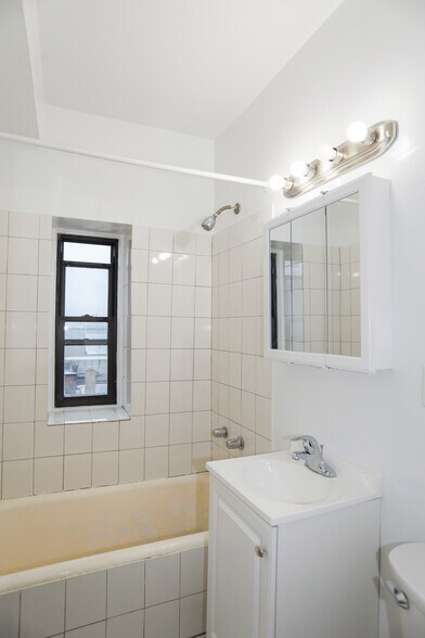 Building Photo - 6233 N Winthrop Ave