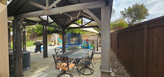 Building Photo - Beautiful Single Story Home - Professional Landscaper included