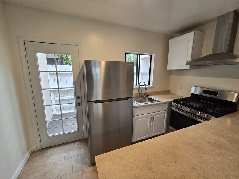 Building Photo - 1611 Lincoln Ave