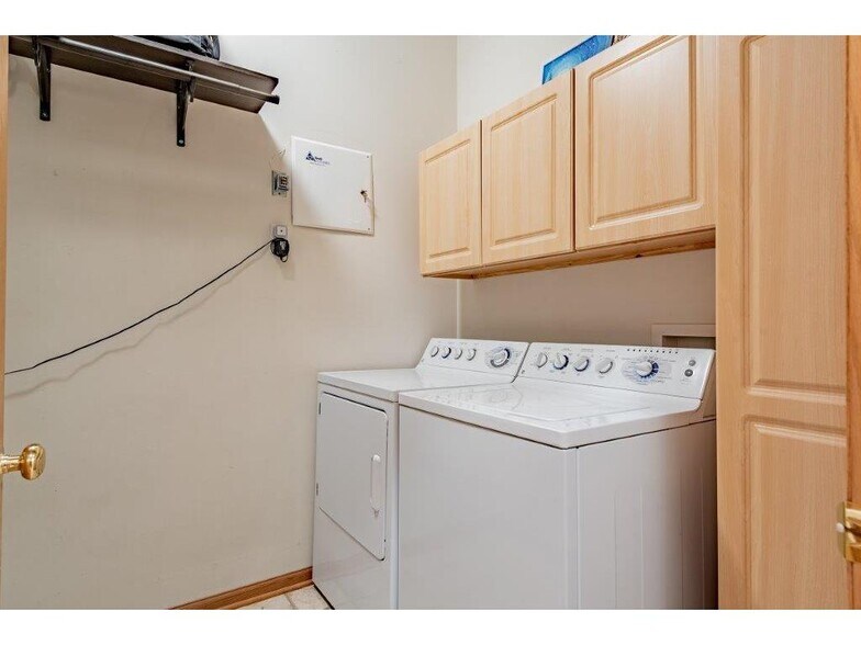 Building Photo - 7634 Lachman Ave NE