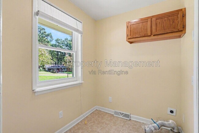 Building Photo - 7017 Linda Lake Dr