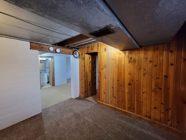 Building Photo - Great Home in quiet Waterloo Neighborhood