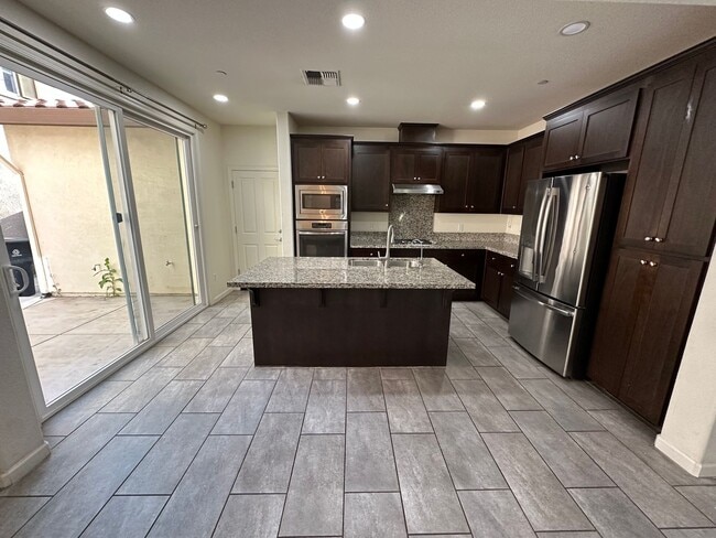 Building Photo - Beautiful 4 Bedroom, 3 Bath Mountain House Home