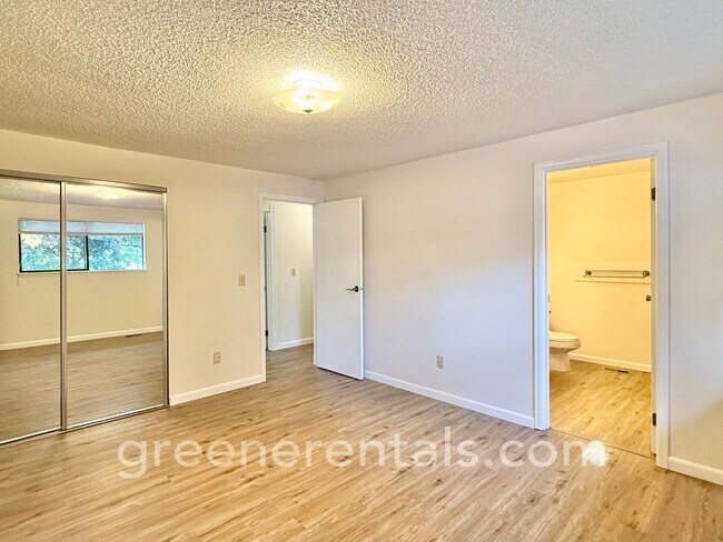 Building Photo - Cozy Meets Convenient in This Lacey Charme...