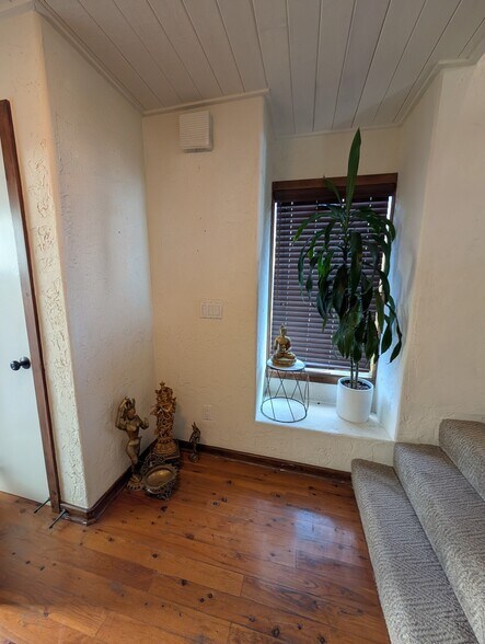 Building Photo - 245 S Helix Ave