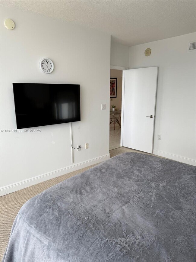 Building Photo - 1750 N Bayshore Dr