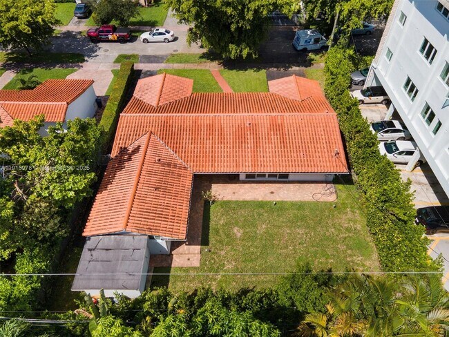 Building Photo - 811 Capri St