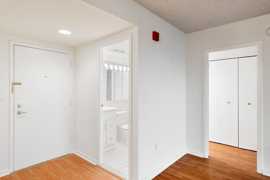 Building Photo - 200 Lombard St