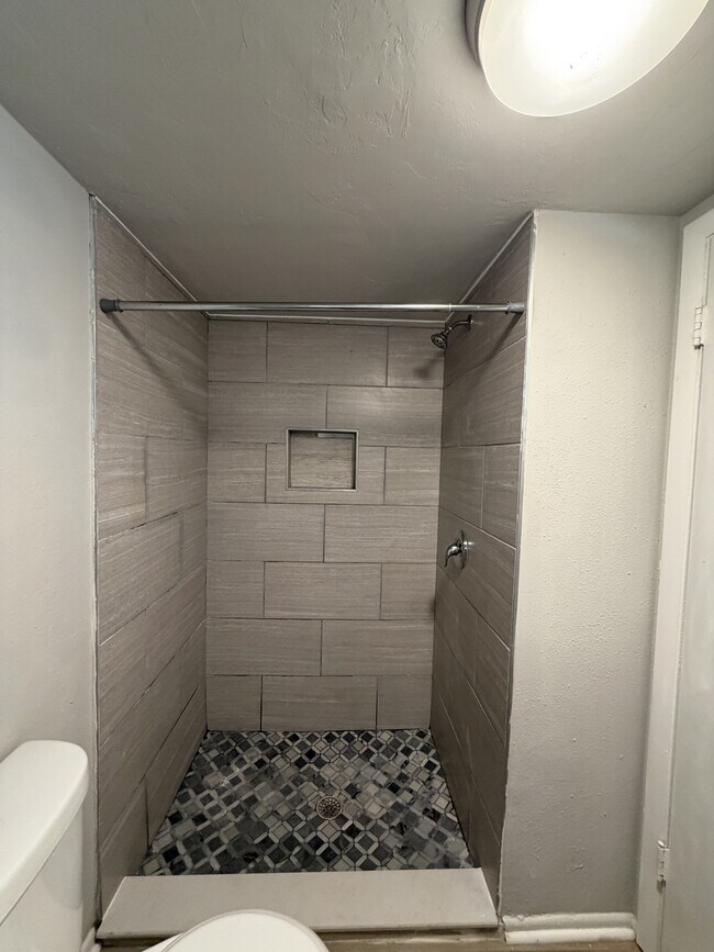 Building Photo - 1920 W Lakeview Blvd