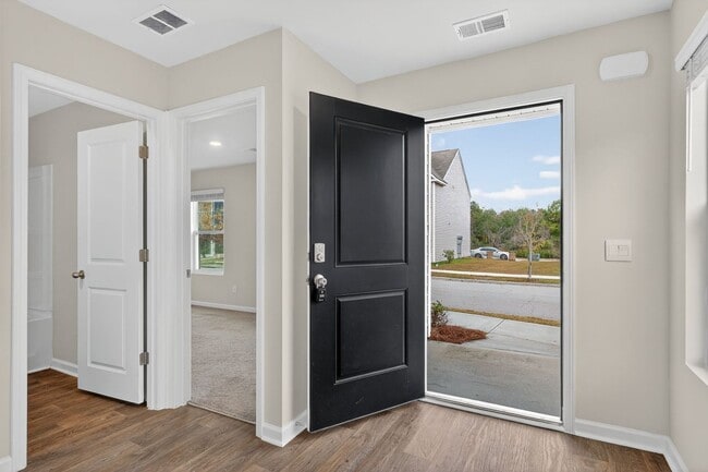 Building Photo - 4 bedroom 3 bath townhome in Rice Hope