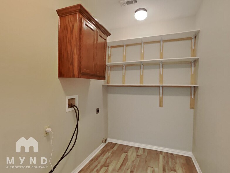 Building Photo - 805 Sand St