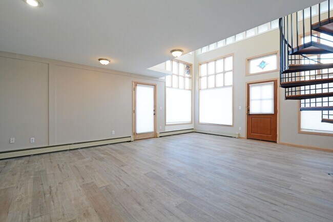 Building Photo - 814 Grand Ave