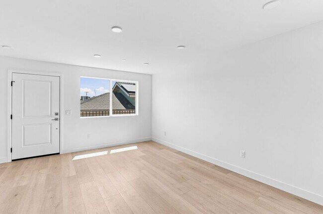Building Photo - 1259 Lincoln Ave
