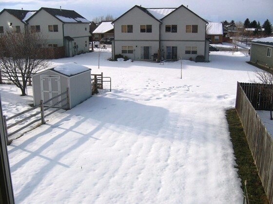 Building Photo - Spacious 3 bedroom townhouse