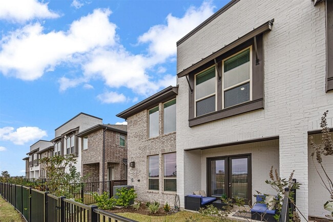 Building Photo - 16631 Lake Austin St