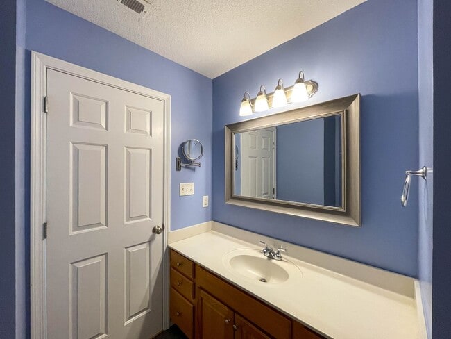 Building Photo - Beautiful Four Bedroom in East Asheville
