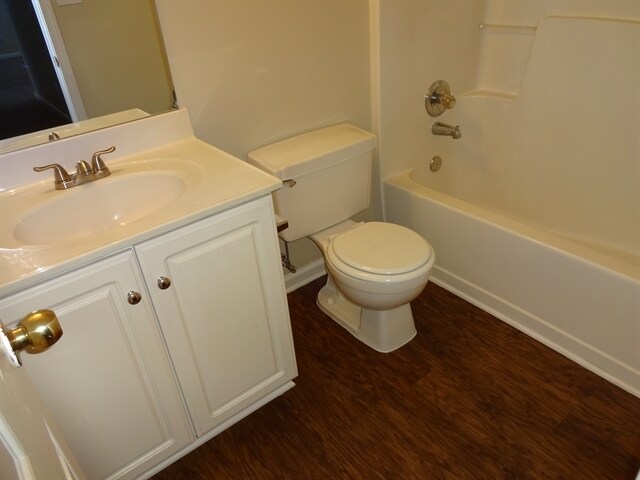 Building Photo - 2880 Camelot Woods Dr