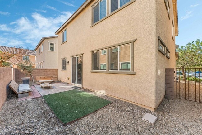 Building Photo - 3 BEDROOM IN HENDERSON WITH COMMUNITY POOL...
