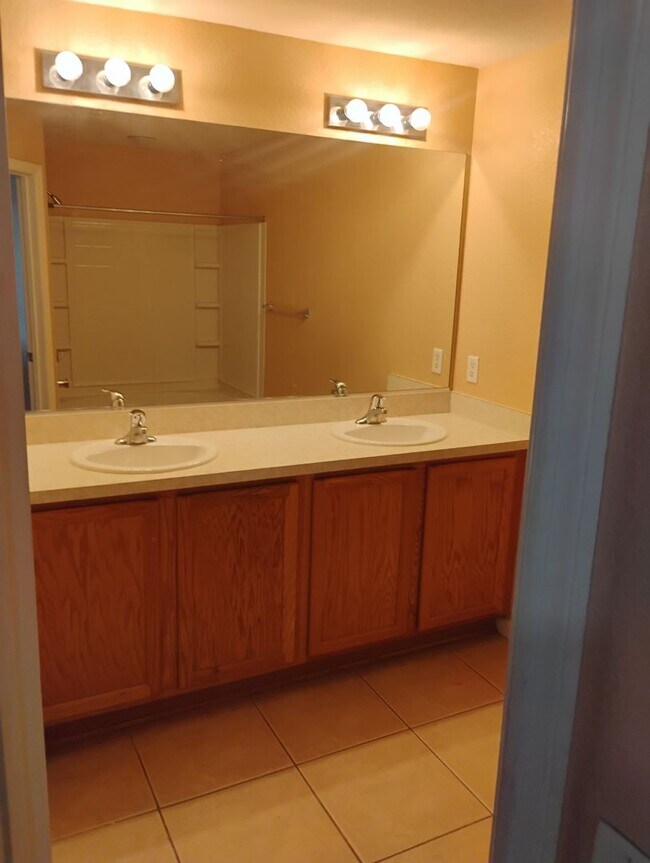 Building Photo - Townhouse in