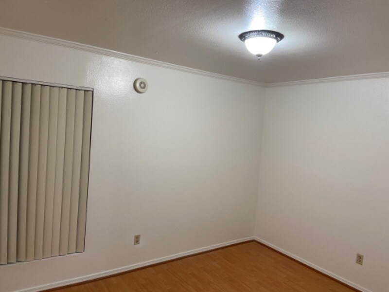 Building Photo - 10331 Lindley Ave