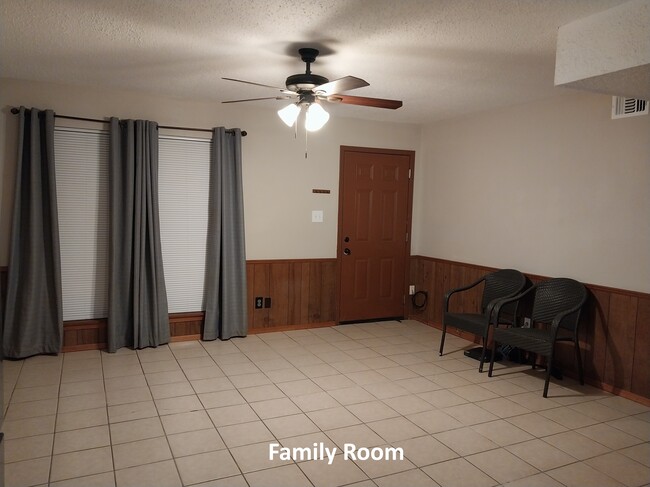 Building Photo - 608 Mayflower Ln