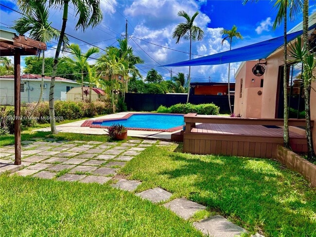 Building Photo - 8431 SW 28th St