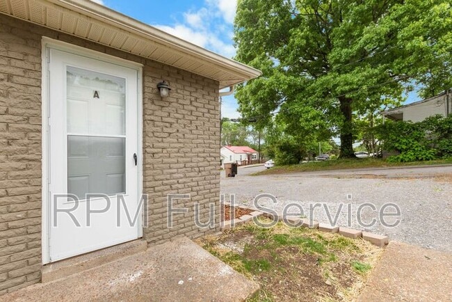 Building Photo - 895a W Sharpe Ave