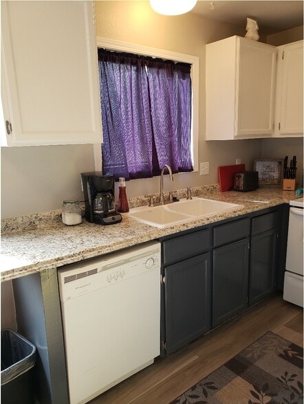 Kitchen with a lot of cabinet and counter space - 625 E 22nd Ave