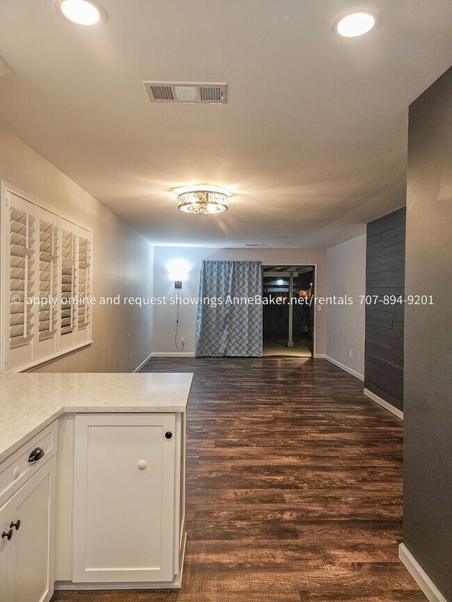 Building Photo - Exquisitely Updated Condo - Must See