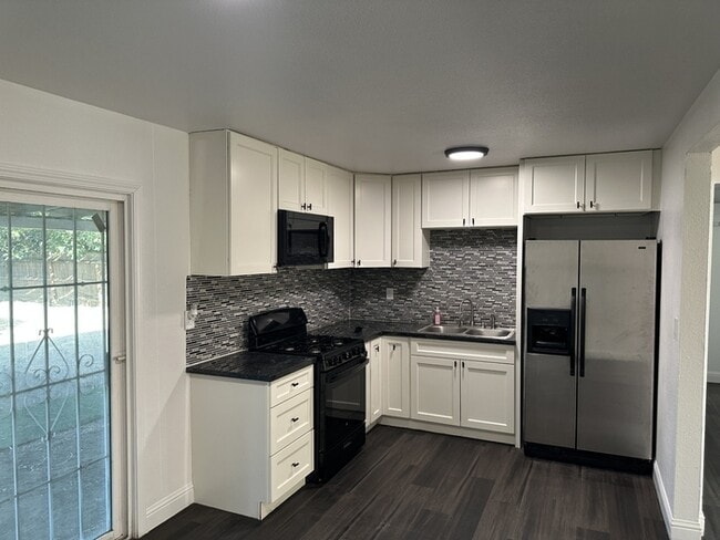 Building Photo - Updated 3 Bedroom 1 Bathroom Home.