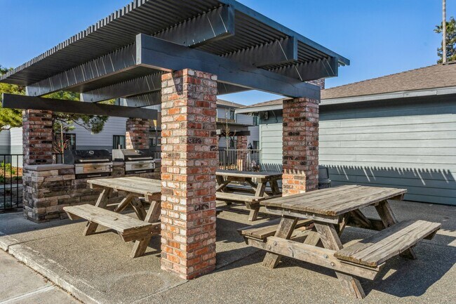 Grilling and Picnic Area - The Edison