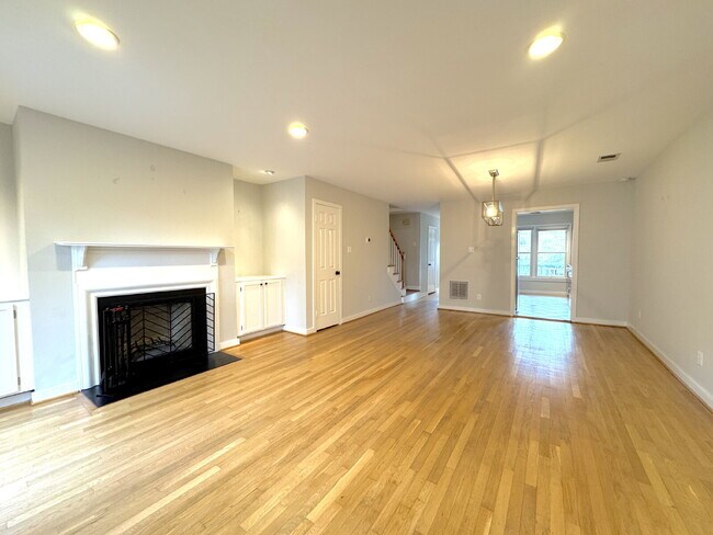 Building Photo - Premier Del Ray Townhome: Steps from The Avenue