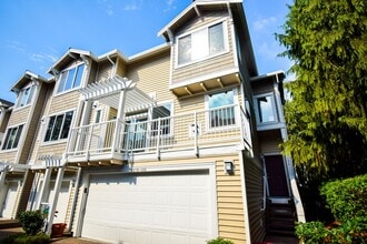 Building Photo - Amazing Condo  End Unit!