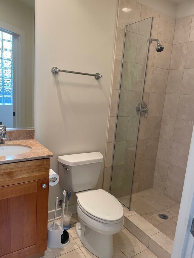 Building Photo - 1024 N Honore St