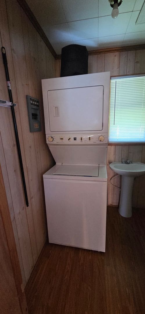 Building Photo - Tiny home with large yard