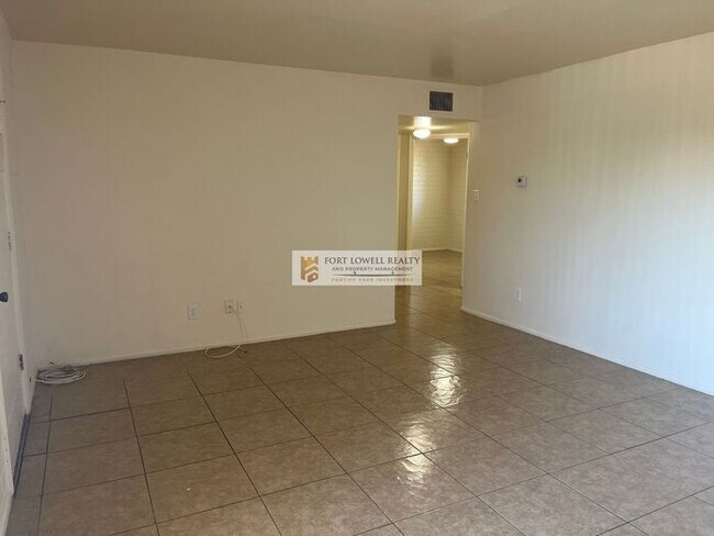 Building Photo - 2 bed 1 bath, private patio, w/d on site