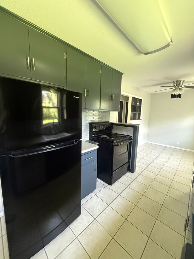 Building Photo - 3315 S Mt Carmel Ave