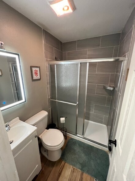 walk in shower - 906 S Colorado St
