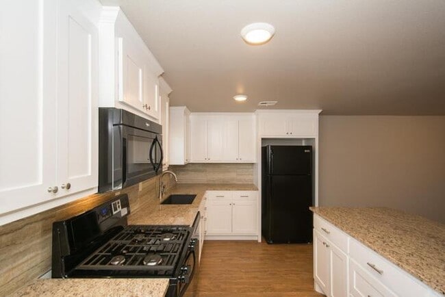 Building Photo - 1/1 Retreat! Very Spacious Open Floor Plan!