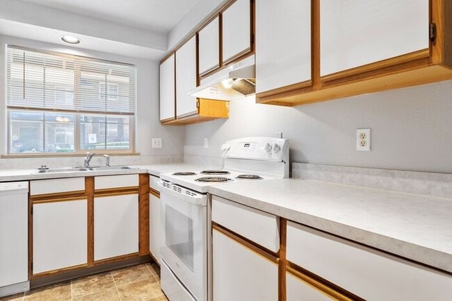 Primary Photo - Large 2 bed 1.5bath townhouse with Garage