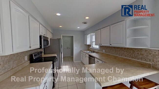 Building Photo - Charming Home Backing up to Arrowhead Park...