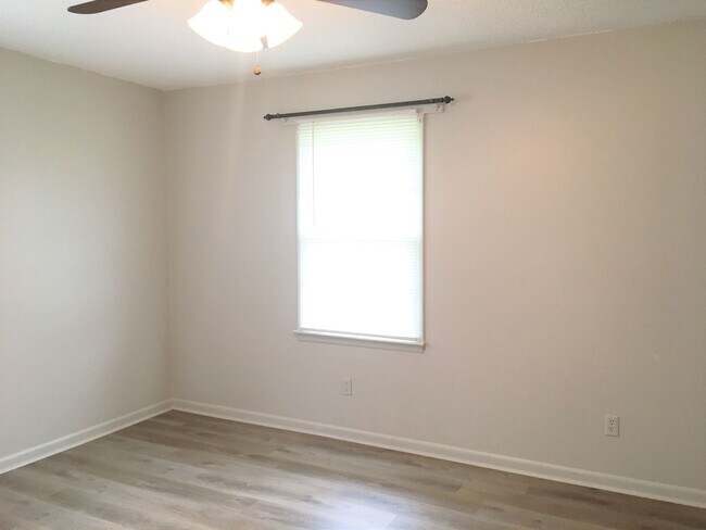 Building Photo - Charming 3 Bedroom, 2 Bath with Sunroom
