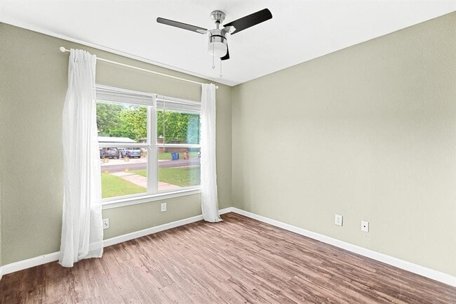 Building Photo - 1422 Yorkshire Dr